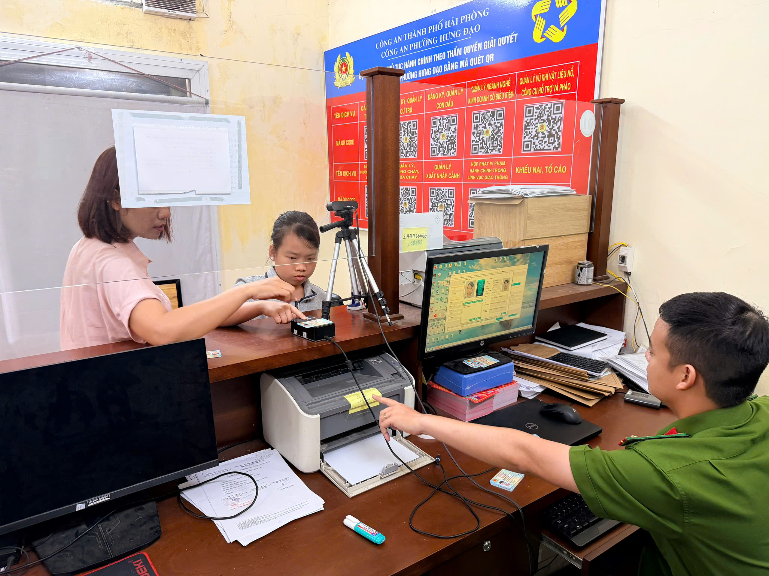 Công an phường Hưng Đạo: Cấp tài khoản định danh điện tử cho trẻ em xuyên suốt kỳ nghỉ lễ Giỗ Tổ Hùng Vương, 30/4 và 01/5